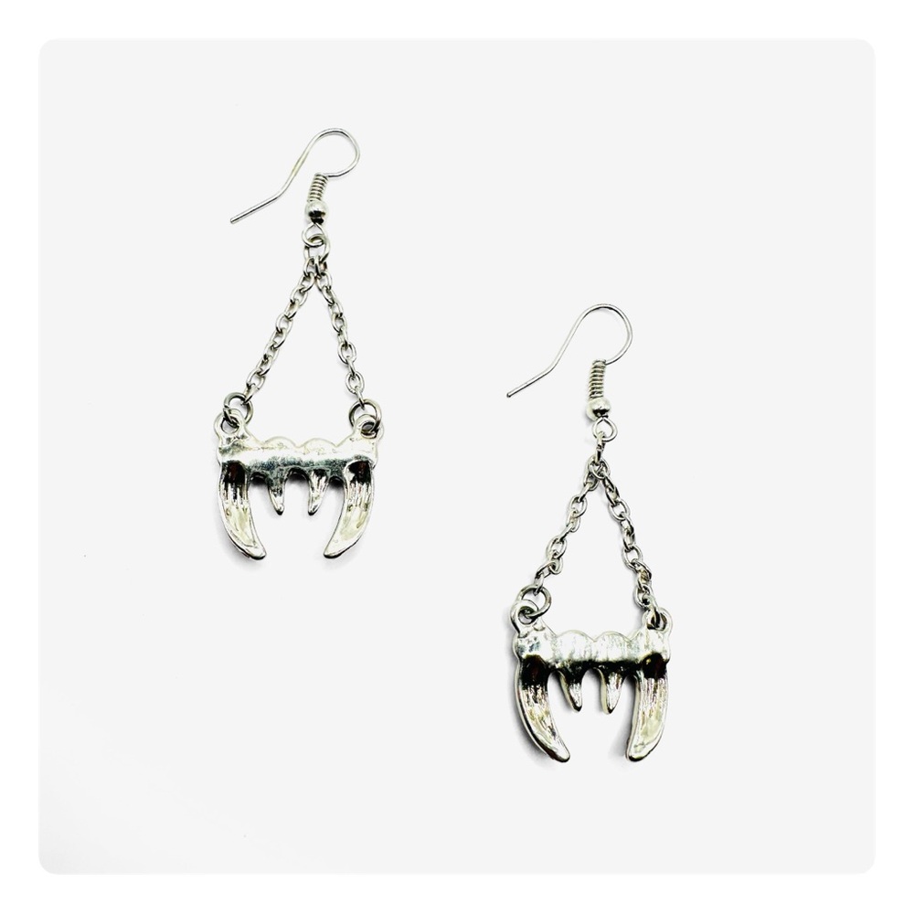 β
Vintage Y2K Vampire Fangs Dangling Earrings - Silver/Red β
- Picture 8 of 15